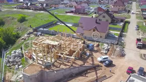 乡村木屋工人鸟瞰图削减木结构房屋框架视频的预览图