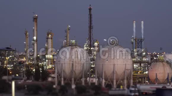 石油化工厂石油和天然气炼油厂在黄昏适用于环境保护和可持续性视频的预览图