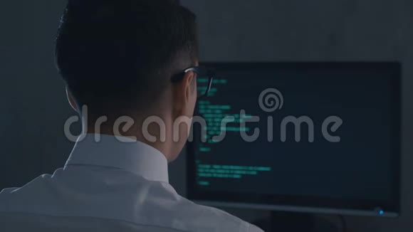 IT专业程序员正在输入代码电脑开发人员黑客深夜黑客入侵视频的预览图