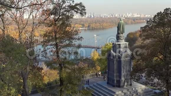 施洗者弗拉基米尔纪念碑秋天在弗拉基米尔山上行走的人视频的预览图