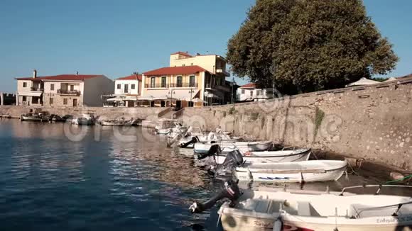 风景如画的威尼斯海港纳夫帕克托斯希腊视频的预览图