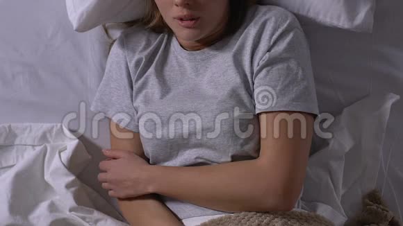 患病妇女发烧躺在床上有流感症状流行病视频的预览图