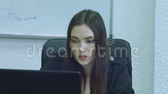 有魅力的年轻女性在工作场所使用电脑上班族正在集中精力做她的工作视频的预览图