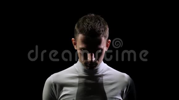 前面看到一个穿着白色衣服的男人低头看着从心理上建立起来开始比赛视频的预览图