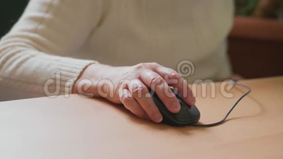 在电脑工作的高级女性从手拿老鼠到脸视频的预览图