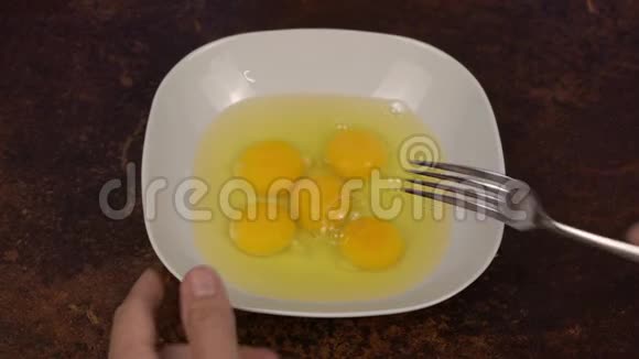 在白碗里用叉子打鸡蛋视频的预览图