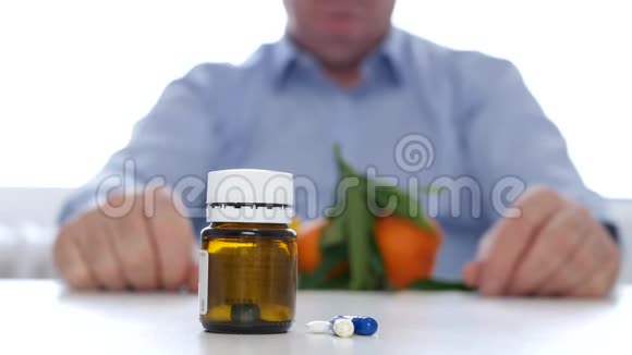 医生建议用水果维他命来代替药物视频的预览图