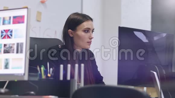 微笑时尚的黑发在电脑上工作现代办公室的女商人视频的预览图