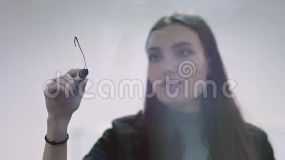 创意女商人在办公室玻璃墙上写字视频的预览图