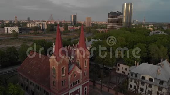 欧洲首都里加的美丽教堂在黄金时间日落时的空中俯视马丁的Ev路德会视频的预览图
