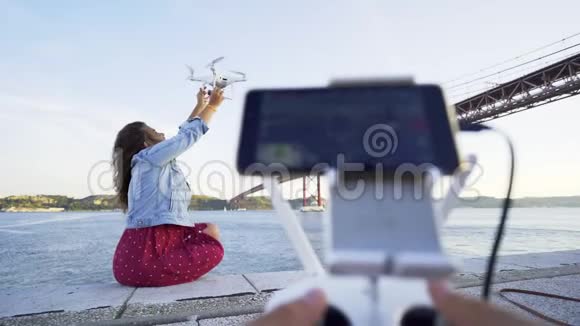 在海边起飞的少女视频的预览图
