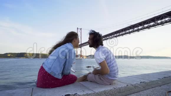 接吻夫妇在河堤上起飞无人机视频的预览图