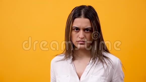 特写一张愤怒而不快乐的女人对着镜头尖叫的照片视频的预览图
