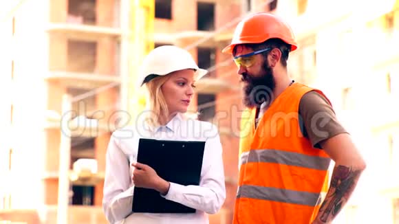 建筑工程师在建筑工地工作的肖像建筑工地的工程师在看计划和视频的预览图