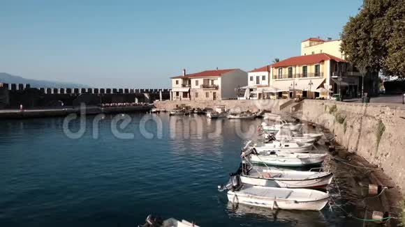 风景如画的威尼斯海港纳夫帕克托斯希腊视频的预览图