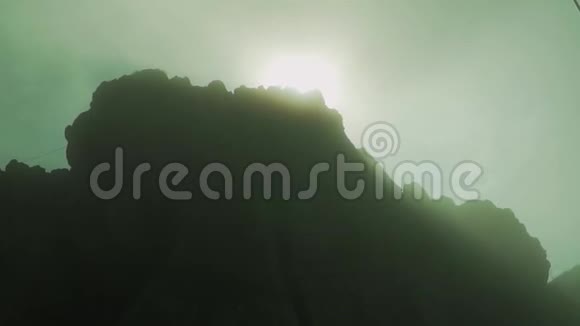 早晨的太阳从岩石峰升起星光灿烂冒险旅游视频的预览图