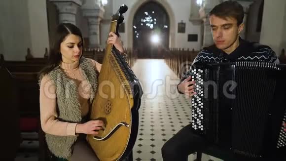 两位音乐家在天主教堂演奏乐队和手风琴视频的预览图