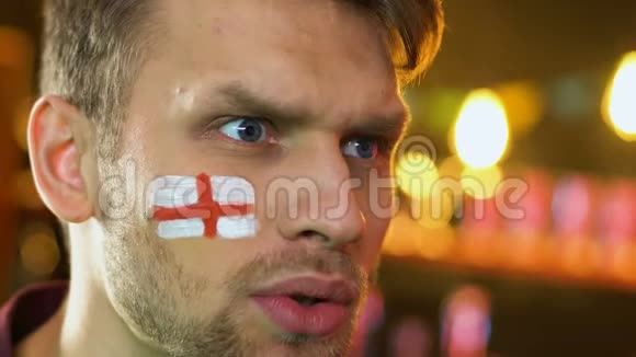 英国足球迷脸上挂着旗子为最喜欢的球队输球而苦恼视频的预览图