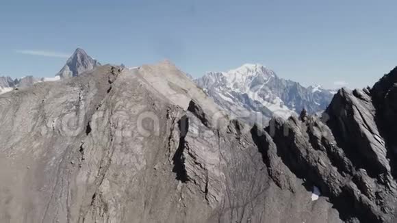 意大利马拉特拉山上骑自行车的人的鸟瞰图视频的预览图