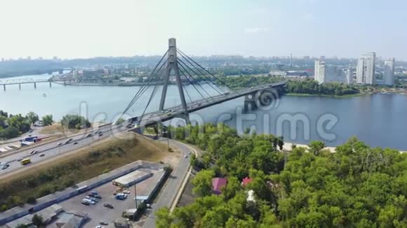 夏季飞越基辅的北桥莫斯科夫斯基从上面看视频的预览图