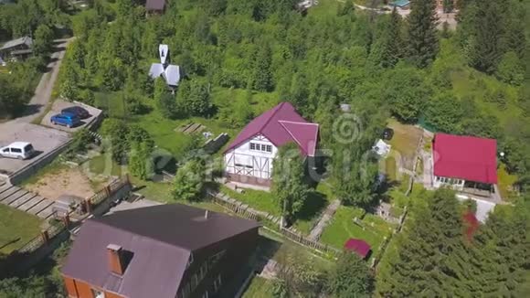 美丽的现代住宅和绿树的乡村鸟瞰剪辑明亮多彩屋顶的俯视图视频的预览图