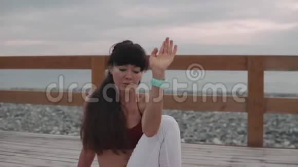 女士早上在海边户外做体操视频的预览图