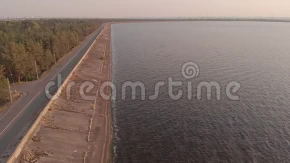 基辅水库的岸边空中飞行乌克兰尼普罗河视频的预览图