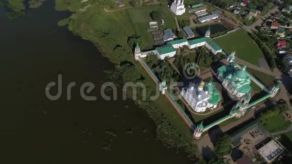 俯视斯帕索雅科夫列夫斯基德米特洛夫修道院的空中视频罗斯托夫大帝视频的预览图