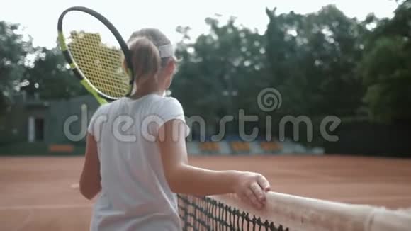 网球场运动少女网球运动员球拍触网赛后雨中漫步球场视频的预览图