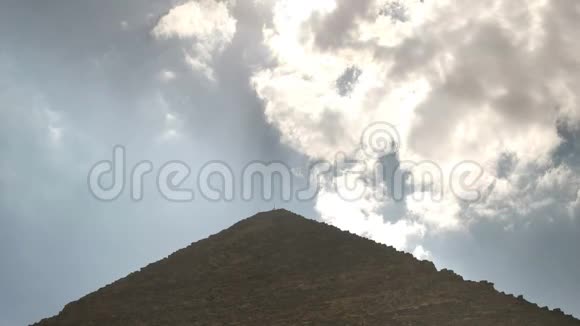 靠近埃及开罗附近吉萨的云层和胡夫大金字塔视频的预览图