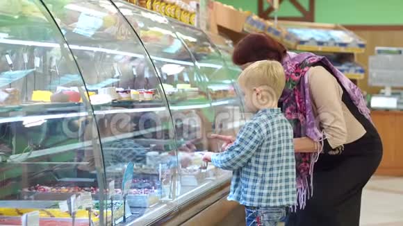 一位祖母带着一个小孙子在店里挑选糖果视频的预览图
