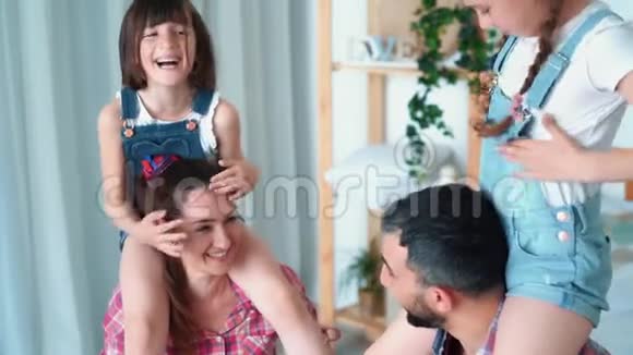 女儿坐在父母和家人的肩膀上玩得很开心动作很慢视频的预览图