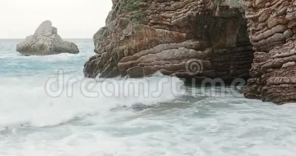岩石海岸附近的风暴海视频的预览图