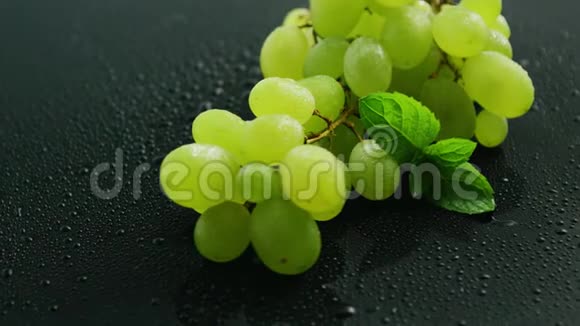 一串绿色的葡萄视频的预览图