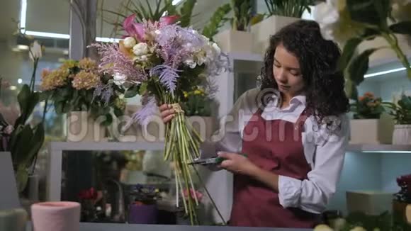 花艺师在工场剪花茎视频的预览图