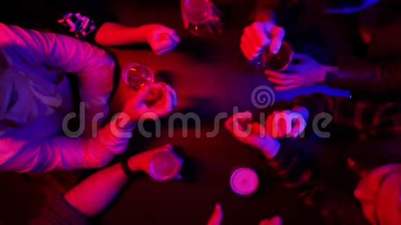 带霓虹灯的酒吧人们花时间在一起玩石头剪刀视频的预览图