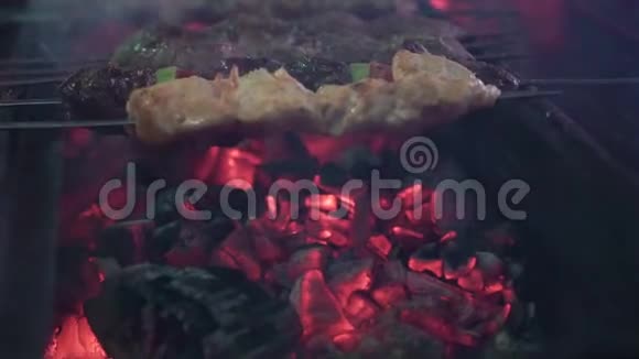 烧烤关闭篝火火焰的露营火超级慢动作烧柴火视频的预览图