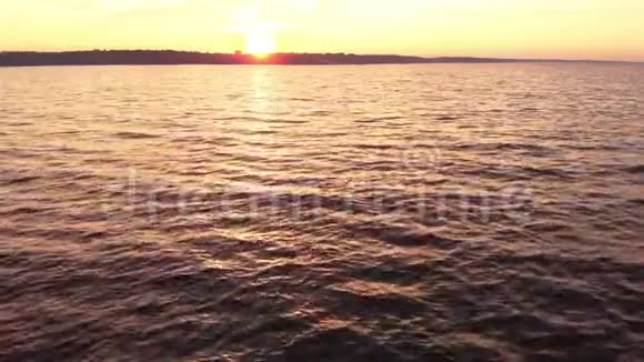 日落时的水面空中飞行基辅乌克兰视频的预览图