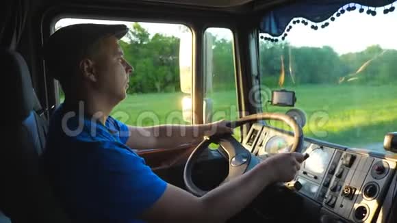 卡车司机晚上在乡间骑行的概况戴帽子的人控制他的卡车享受旅程视频的预览图