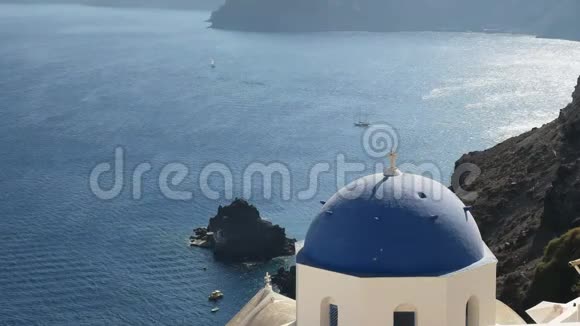蓝色圆顶教堂背景是桑托里尼奥亚的游艇视频的预览图