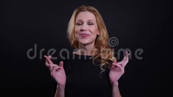 一幅成年迷人红发女性的特写照片她双手交叉对背景充满希望视频的预览图