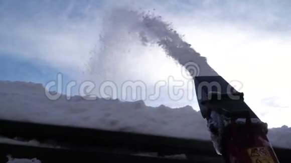 冬天吹雪人从人行道上擦雪滑雪胜地冬天寒冷的暴风雪冬季风暴视频的预览图