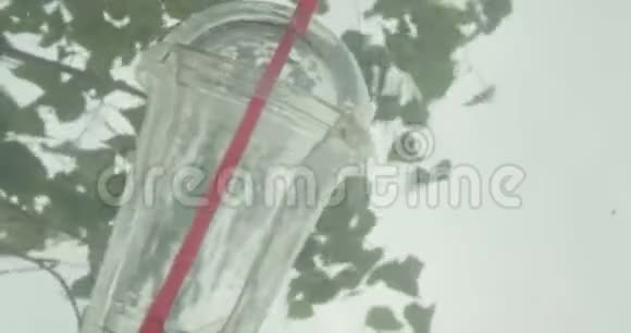 塑料瓶的特写镜头被扔到室外的河水里污染问题视频的预览图