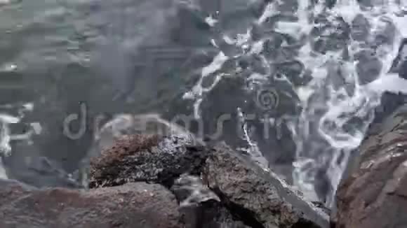 波浪在敲打石头视频的预览图