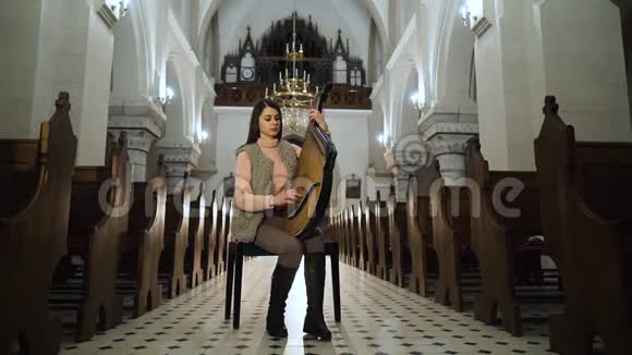 一个年轻女孩在教堂里演奏乌克兰传统乐器乐队视频的预览图