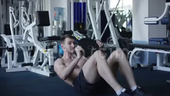 在健身房里做举重运动的成年人视频的预览图