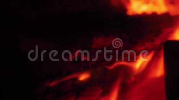 在烤箱里慢慢燃烧的木头的宏观慢镜头视频的预览图