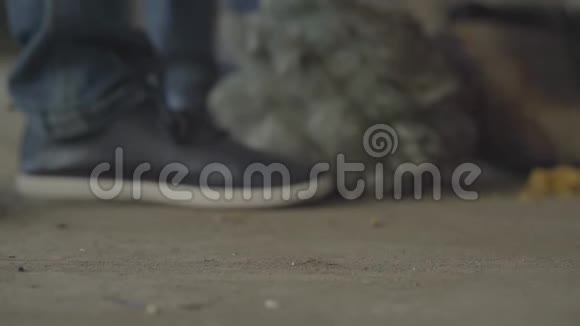 两个不认识的男孩在废弃的大楼里玩火柴比赛落在地板上孩子们在跑步视频的预览图