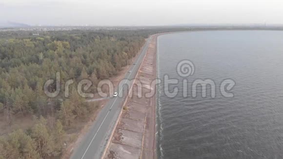 基辅水库的岸边空中飞行乌克兰尼普罗河视频的预览图
