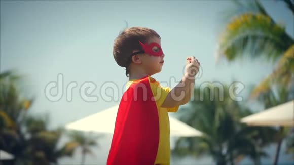 穿着超级英雄服装披着英雄斗篷戴着英雄面具的漂亮小男孩值得一试身手概念视频的预览图